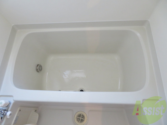 バス・シャワールーム　バスルームは狭すぎず、シャワーも浴びやすそうです。