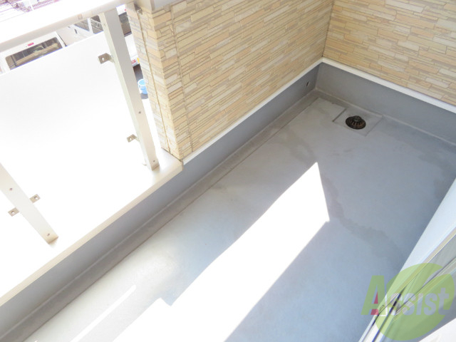 バルコニー　バルコニーは幅があり、広い印象を受けました。