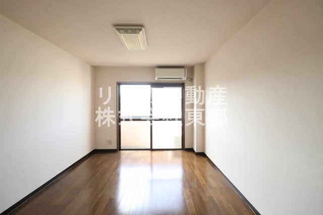 居室・リビング　室内は落ち着いた温もりを感じるフローリングです☆