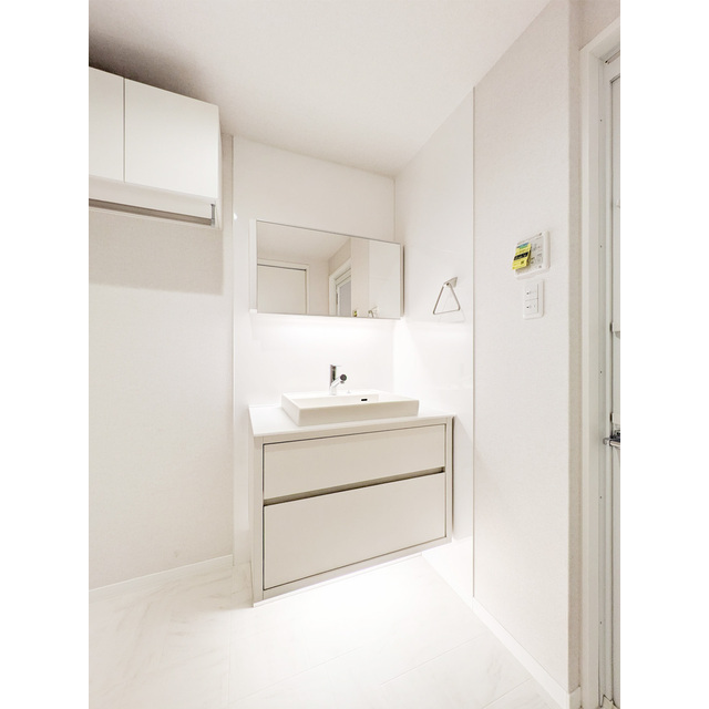 洗面設備　清潔感のある洗面化粧台