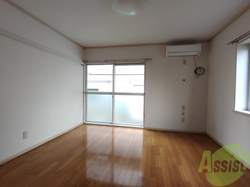 居室・リビング　広くきれいなリビングは明るい光も良く差します。