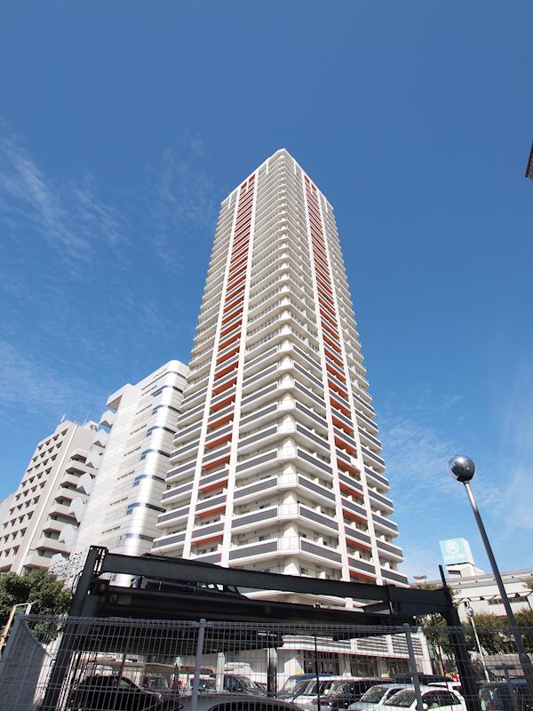 建物外観　目を引くタワーマンションです。