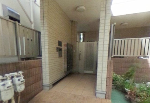 エントランス　重厚感のある建物デザイン♪