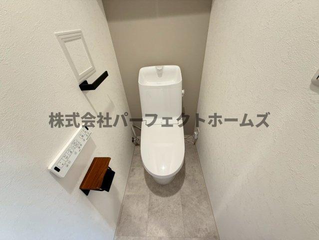 トイレ　落ち着いた色調のトイレです