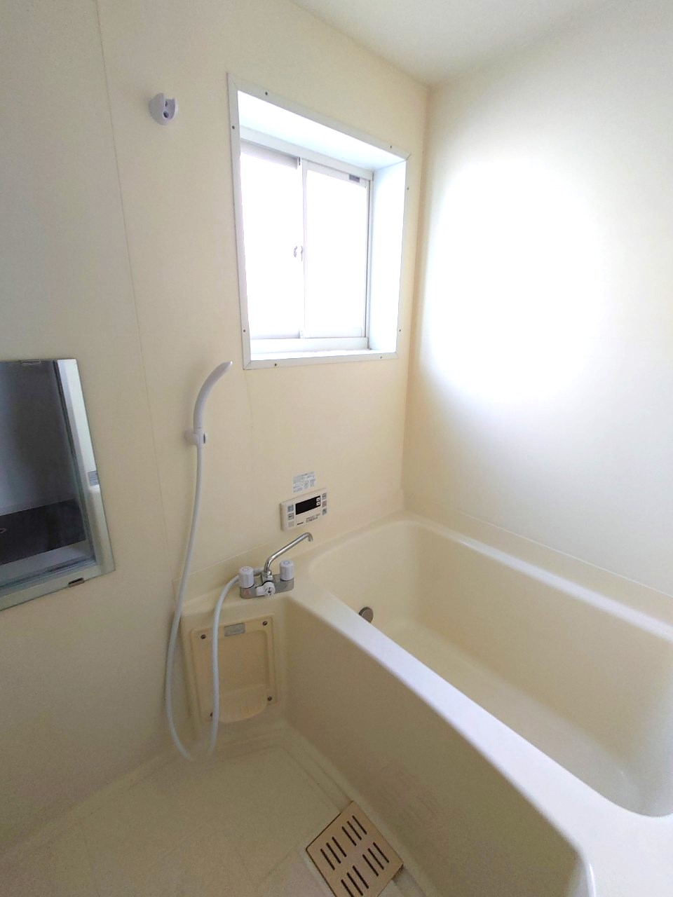 バス・シャワールーム　イメージです！お風呂に窓あります☆追い焚き機能付き！