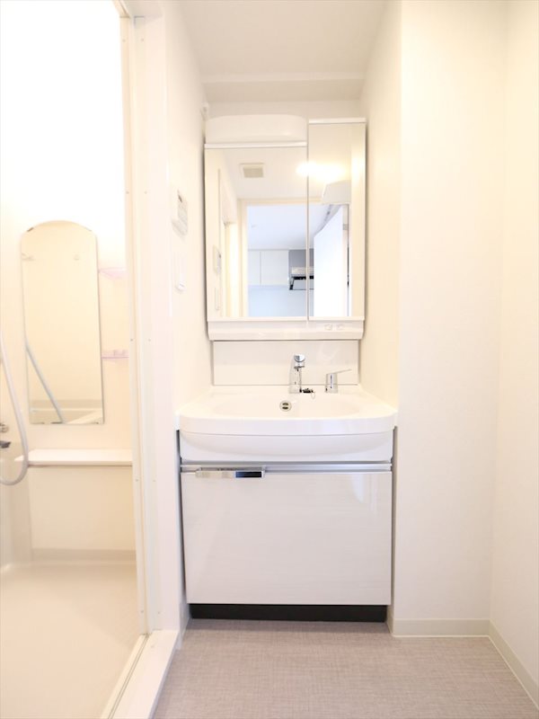 洗面設備　脱衣所　独立洗面台（シャンプードレッサー付）