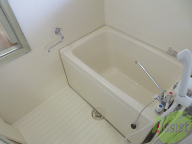 バス・シャワールーム　お風呂には、追い焚き機能が付いております。快適ですね。