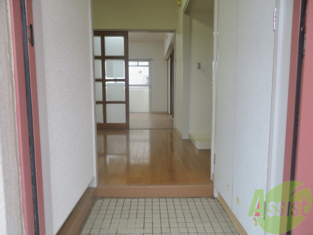 玄関　玄関はこんな感じ、明るく気分も上がります。