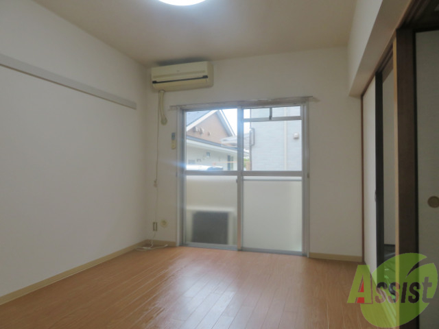 居室・リビング　リビングは広々してます。エアコンも付いていていい感じ。