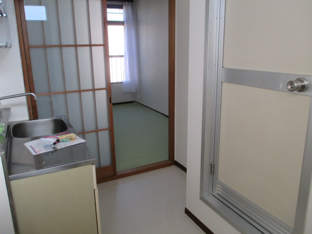 居室・リビング　こちらの居間で趣味の時間をお楽しみください