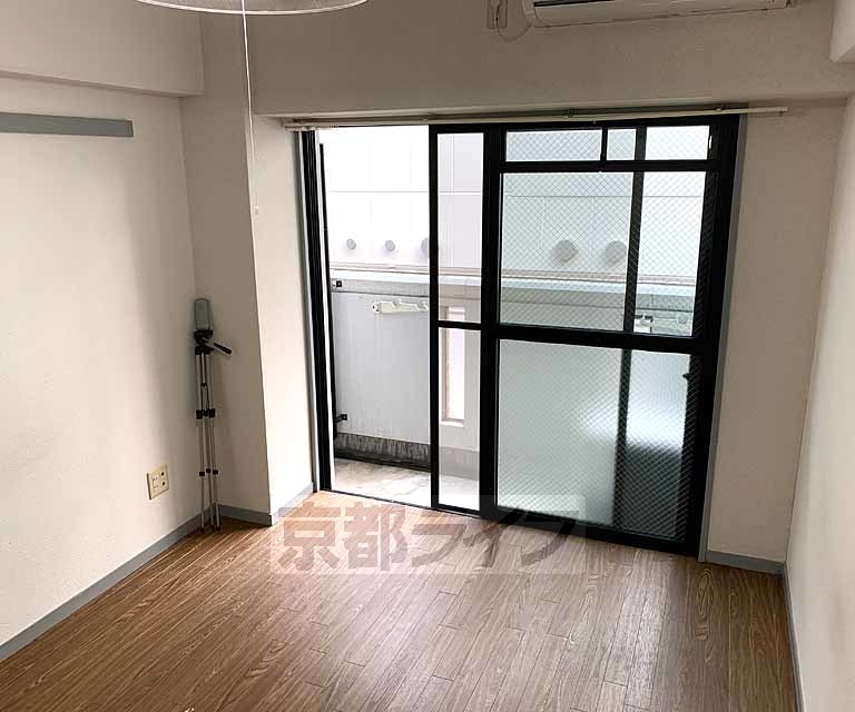 居室・リビング　落ち着いた雰囲気のお部屋です