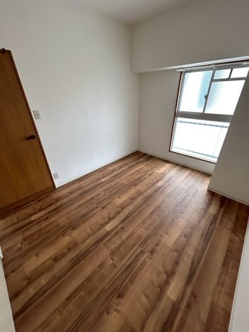 その他部屋・スペース　落ち着いた色調の寝室です