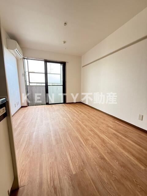 居室・リビング　こちらの居間で趣味の時間をお楽しみください