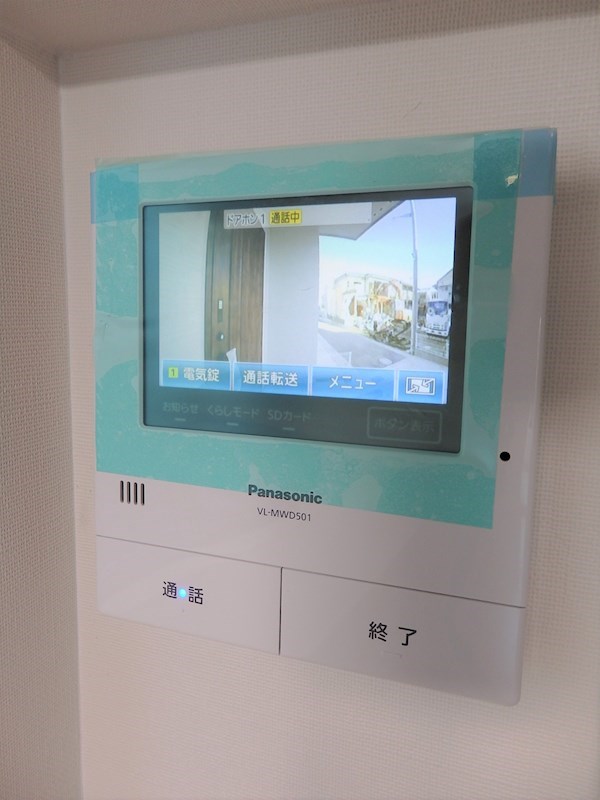セキュリティ　モニター付インターホン。電子錠で玄関ドアを解錠もできます。