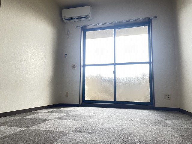 居室・リビング　洋室6．5帖　明るい室内