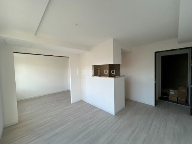 居室・リビング　床はグレー調でおしゃれです