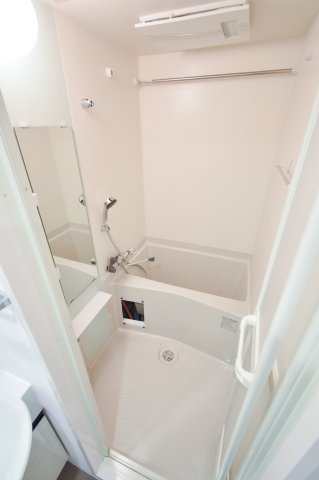 バス・シャワールーム　浴室乾燥付きなので梅雨時や洗濯物が多くても安心です。
