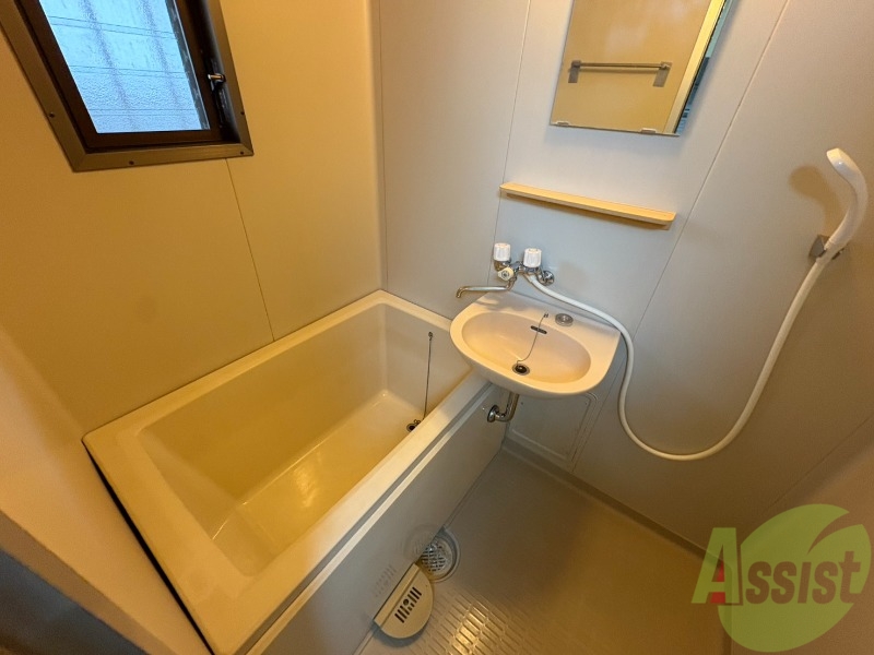 バス・シャワールーム　浴室はこちらのユニットバスです。一日の疲れを癒しましょう。