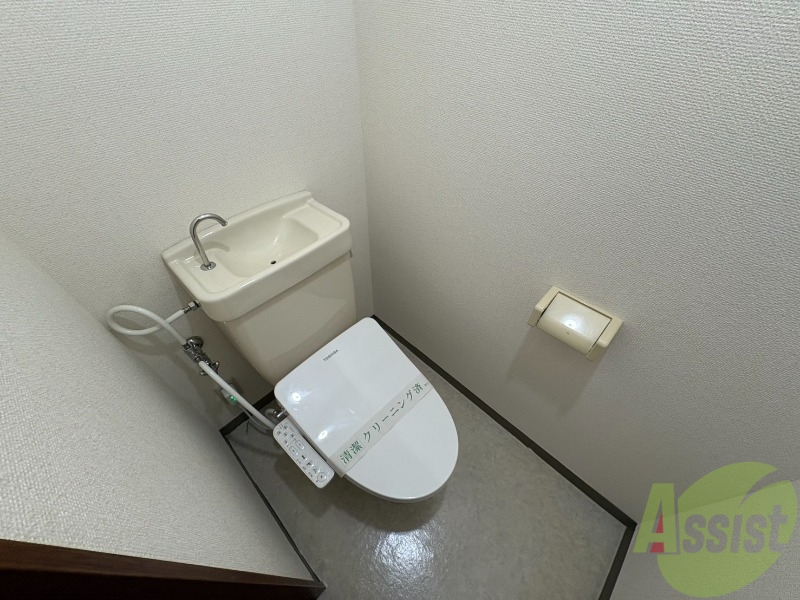 トイレ　トイレはこちらのウォシュレット付きになりますね。