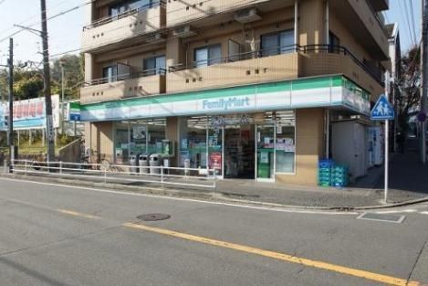 コンビニ　ファミリーマート花月園駅前店（コンビニ）まで390m
