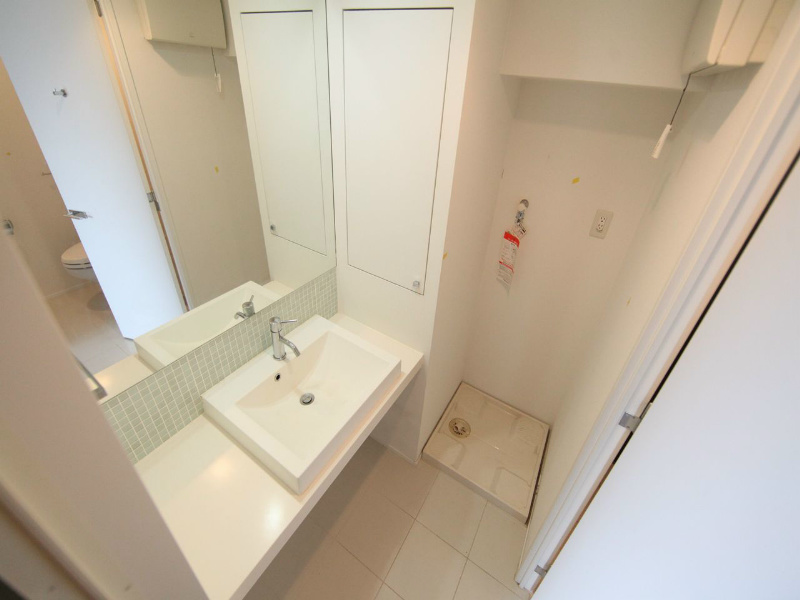 洗面設備　脱衣所　オシャレな独立洗面台付　洗濯機ご用意できます