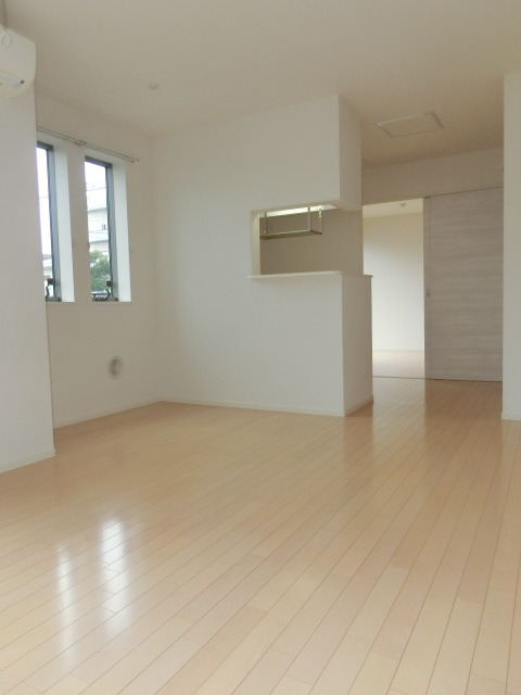 居室・リビング　窓が多く明るいリビングですよ