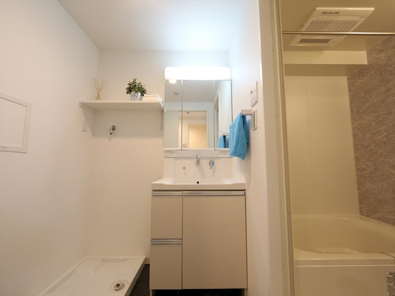 洗面設備　脱衣所　独立洗面台（シャンプードレッサー付）収納スペース有