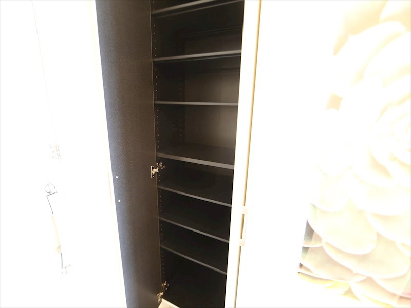 玄関　玄関　シューズボックス付（収納充実してます）　ダブルロック