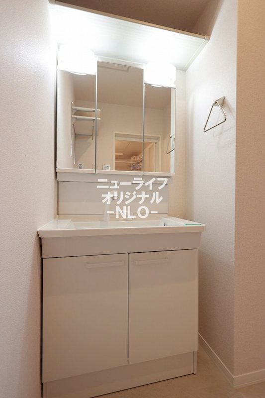 洗面設備　身支度に便利な三面鏡収納やシャワーノズルが付いた洗髪洗面台☆