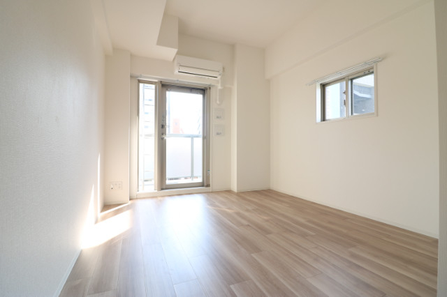 居室・リビング　フローリング貼りの綺麗な室内です