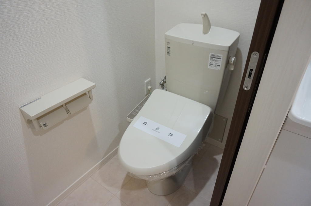 トイレ　※内観写真・動画・パノラマは１階の同タイプ間取りのものです。