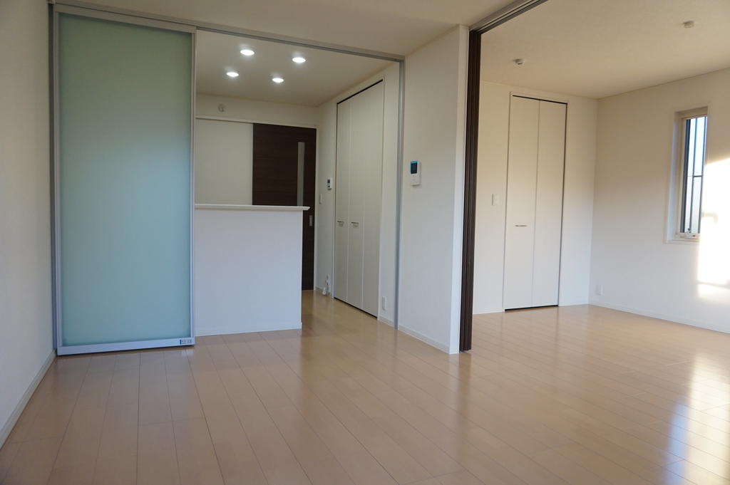 居室・リビング　※内観写真・動画・パノラマは１階の同タイプ間取りのものです。