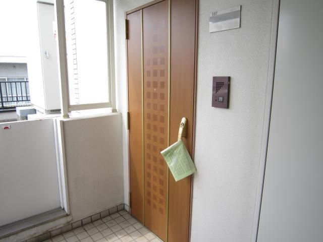 玄関　★玄関ドアもお洒落です★