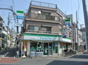コンビニ　ファミリーマート幡ヶ谷本町店（コンビニ）まで47m