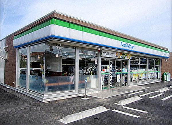 コンビニ　ファミリーマート加東上中店（コンビニ）まで800m