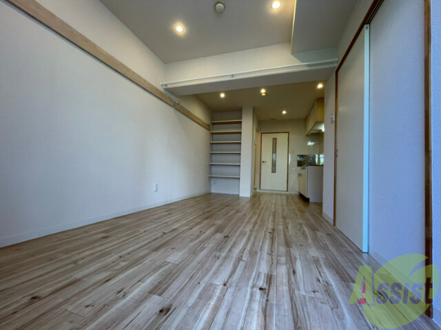 居室・リビング　リビングです。木目のフローリングが落ち着きますね。