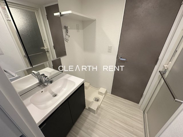 洗面設備　三面鏡の独立洗面台