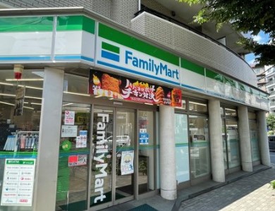 コンビニ　ファミリーマート 恵比寿二丁目店（コンビニ）まで81m