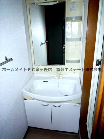 洗面設備　明るい洗面所です