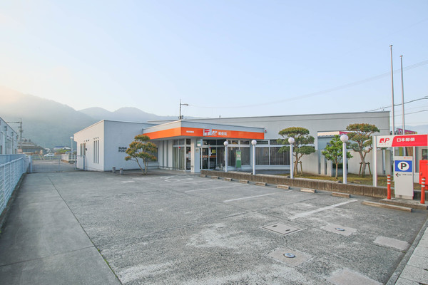 郵便局　周匝郵便局（郵便局）まで955m