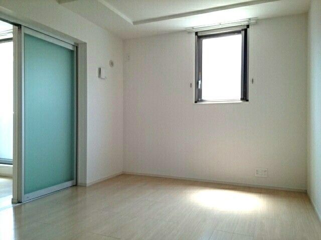 その他部屋・スペース　開放的な寝室です