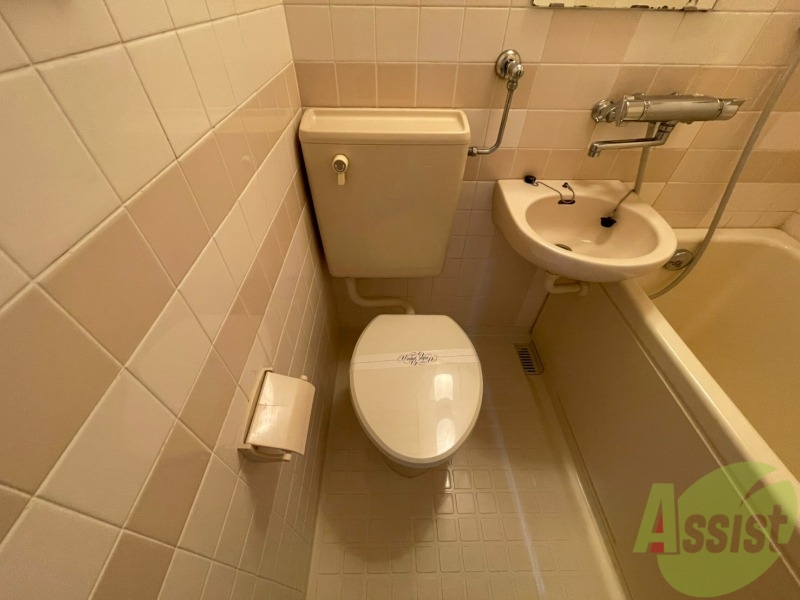 トイレ　ユニットバス内のトイレです。一人暮らしなら十分ですね。