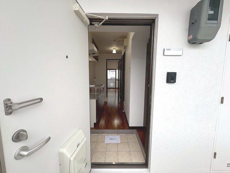 玄関　※別部屋の参考写真となります。
