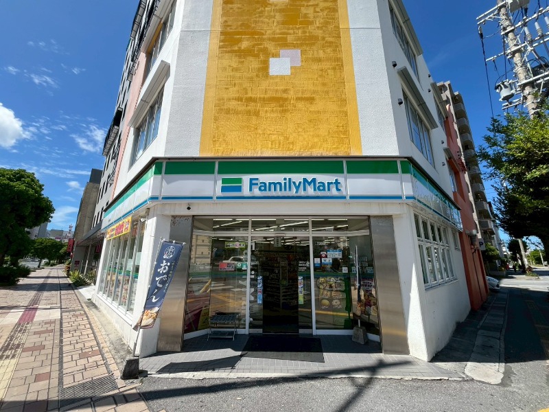 コンビニ　ファミリーマート那覇若松店（コンビニ）まで147m