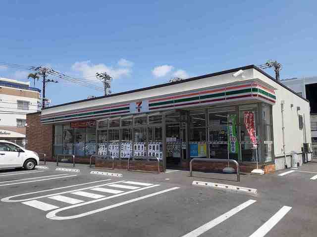 コンビニ　セブン-イレブン 新都心銘苅店（コンビニ）まで220m