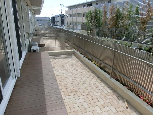 バルコニー　広々専用テラス完備