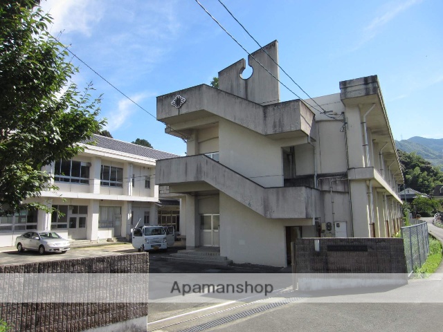 小学校　大洲市立粟津小学校（小学校）まで6900m