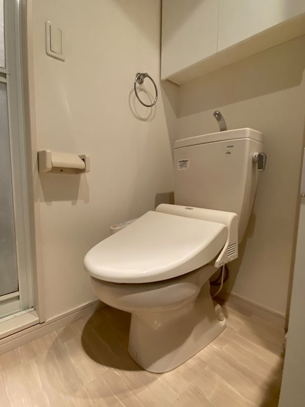 トイレ　落ち着いた色調のトイレです