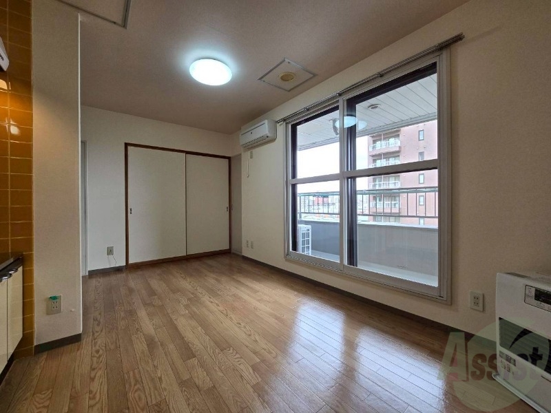 居室・リビング　木目のフローリングは落ち着きのある印象のお部屋になりますね。