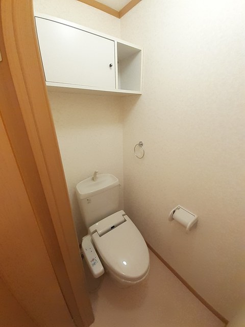 トイレ　嬉しい温水洗浄便座付きです♪